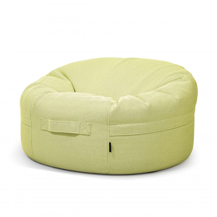 El Bean bag Roll 105 Canaria es un sillón ergonómico redondo de color verde claro con un asa de tela, diseñado para su uso en exteriores y que se muestra sobre un fondo blanco.