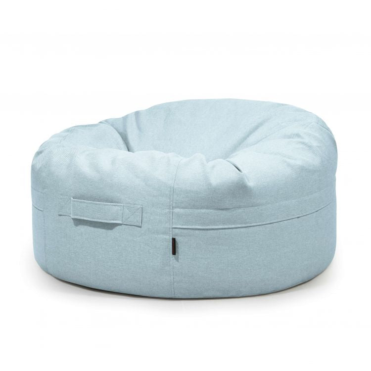 Bean bag Roll 105 Riviera azul claro para uso exterior, diseño redondo y moderno con asa lateral, mostrado sobre fondo blanco liso.
