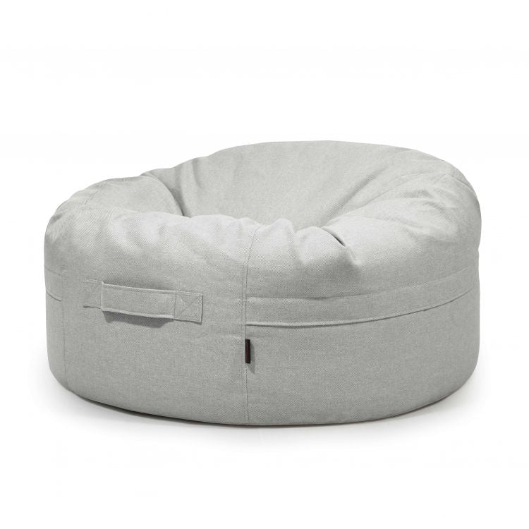 El Bean bag Roll 105 Riviera - uso exteriores es un sillón moderno redondo de color gris claro con un asa lateral, que se presenta sobre un fondo blanco liso.
