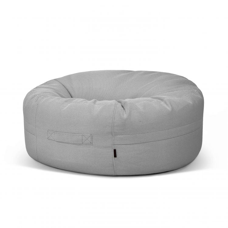 El Bean Bag Roll 135 Canaria - uso exteriores es un puff ergonómico redondo de color gris claro con un asa lateral de tela, que se muestra sobre un fondo blanco liso.