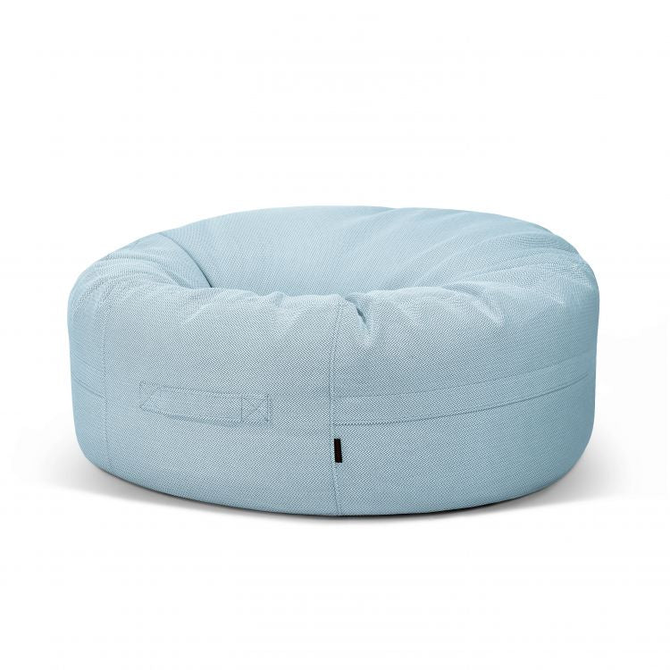 El Bean Bag Roll 135 Canaria - uso exterior es un asiento ergonómico redondo de color azul claro con un asa lateral de tela, perfecto para uso exterior y que se muestra sobre un fondo blanco liso.