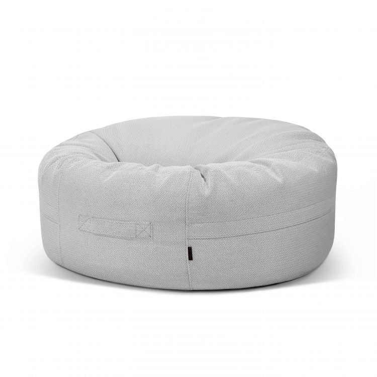 Un Bean Bag Roll 135 Canaria gris claro - uso exteriores se muestra sobre un fondo blanco, con una forma redonda y asa cosida - perfecto como un asiento para exteriores.