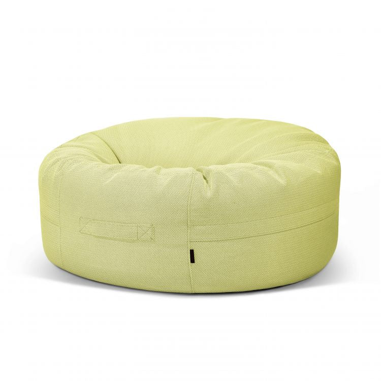 Se muestra un Bean Bag Roll 135 Canaria de color verde claro - uso exterior con asa lateral, perfecto como asiento de exterior, sobre un fondo blanco liso.