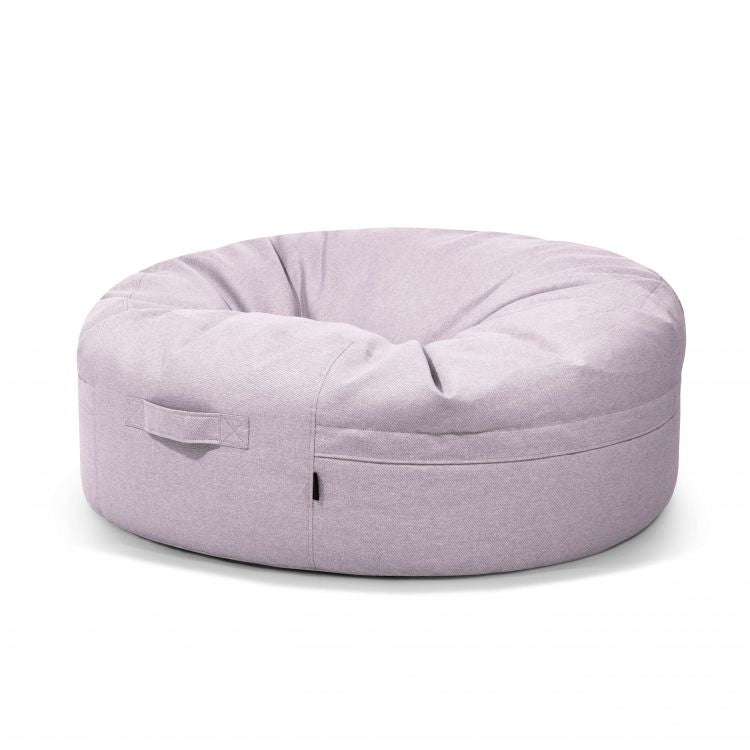 El Bean Bag Roll 135 Riviera en gris claro, diseñado para uso exterior con asa lateral, ofrece el asiento informal perfecto sobre un fondo blanco liso.