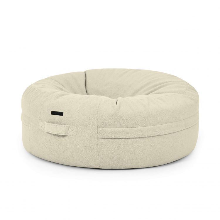Beige "ROLL 135 TEDDY" puff gigante redondo de tejido borreguito (135×135×50 cm), estilo moderno para salón, con asa lateral, sobre fondo blanco.