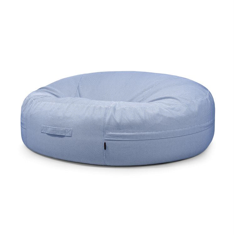 Se muestra un gran Bean bag Roll 190 Capri redondo de color azul claro con asa lateral sobre un fondo blanco liso, ideal como asiento ergonómico o para aportar un estilo moderno a cualquier espacio.