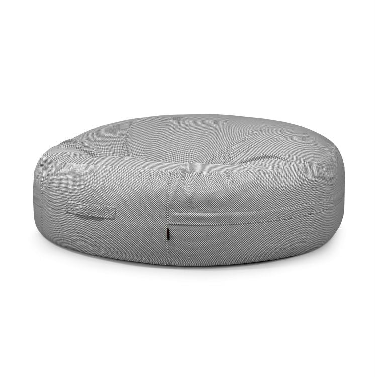 El Bean bag Roll 190 Capri - uso exterior es un asiento grande, redondo, de color gris claro, con funda de tela texturizada y asa lateral para mayor comodidad ergonómica, que se muestra sobre un fondo blanco liso.