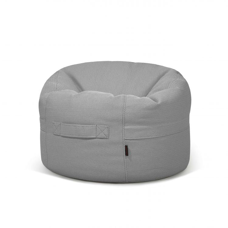 El Bean Bag Roll 80 Canaria, diseñado para uso exterior, es un sillón puff gris claro con asa lateral, que se presenta sobre un fondo blanco liso.
