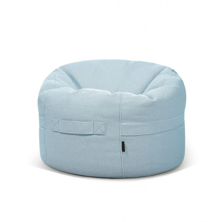 Bean Bag Roll 80 Canaria de color azul claro para uso en exteriores, con diseño de puff texturizado y asa lateral, sobre fondo blanco.