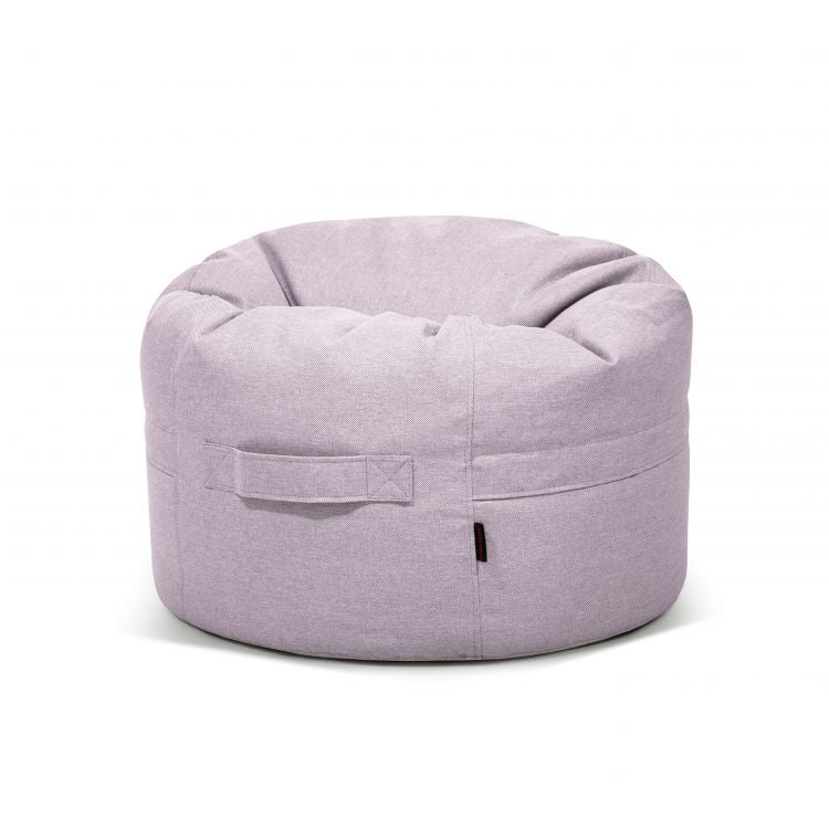 Sillón redondo ROLL 80 RIVIERA de color morado claro (80×80×35 cm), de tejido repelente al agua y las manchas, con asa lateral, ideal para uso en interiores y exteriores. Sobre fondo blanco liso.