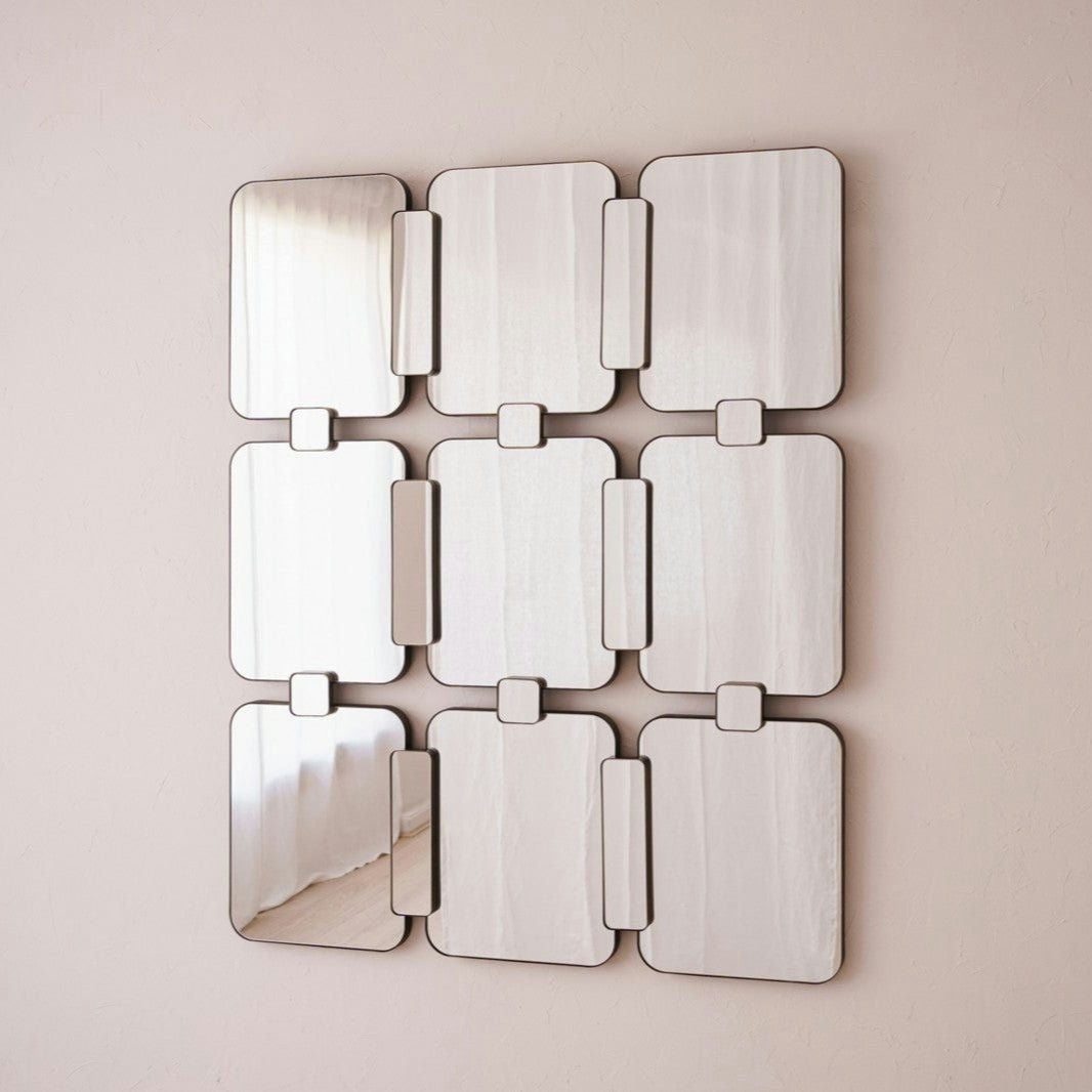 El Espejo Rectangular Metal Industrial Evita presenta nueve paneles con esquinas redondeadas en una cuadrícula de 3x3, creando un acento decorativo moderno para paredes de colores claros.