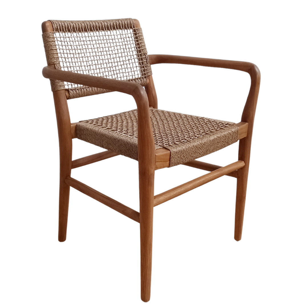 La Silla de Comedor en Madera de Teca y Fibra sintética Nina es una silla moderna con asiento y respaldo de fibra tejida, brazos curvos y patas inclinadas, destacando sobre un fondo blanco.
