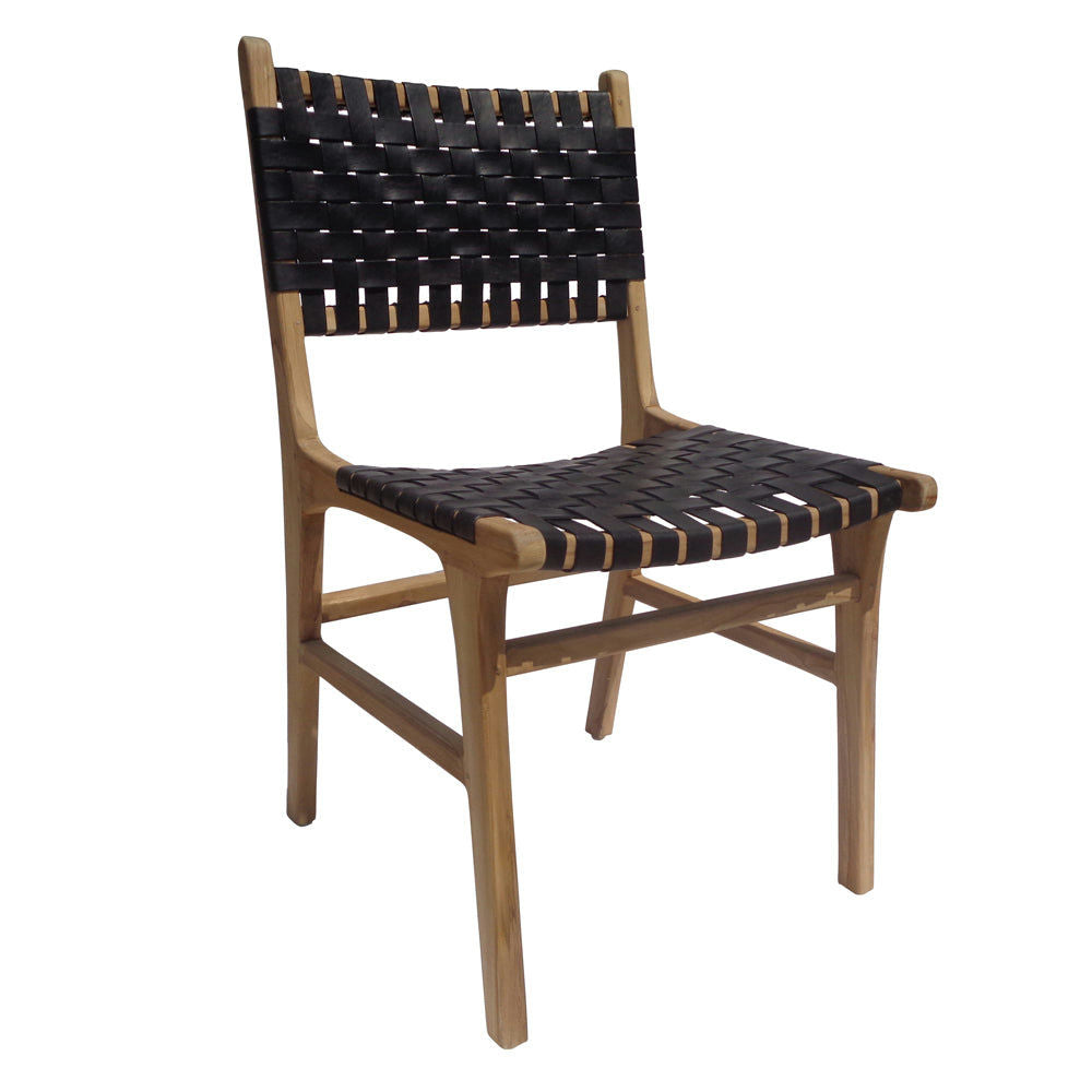 La SILLA ZOE BLACK cuenta con una estructura de teca con un asiento y respaldo de cuero tejido negro, combinando a la perfección elegancia y funcionalidad.