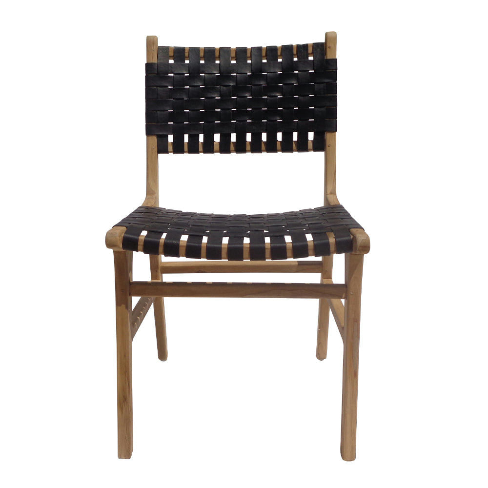 La SILLA ZOE BLACK es una silla rústica elaborada con rica madera de teca, que cuenta con un asiento y respaldo de cuero negro tejido para un toque elegante.