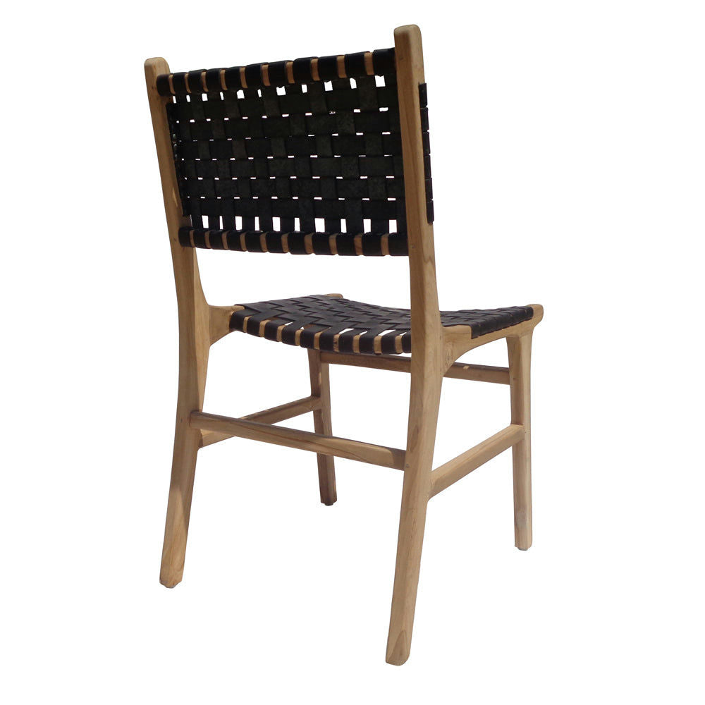 La SILLA ZOE BLACK, una silla de madera de teca con asiento y respaldo de cuero negro tejido, se muestra elegantemente desde atrás.