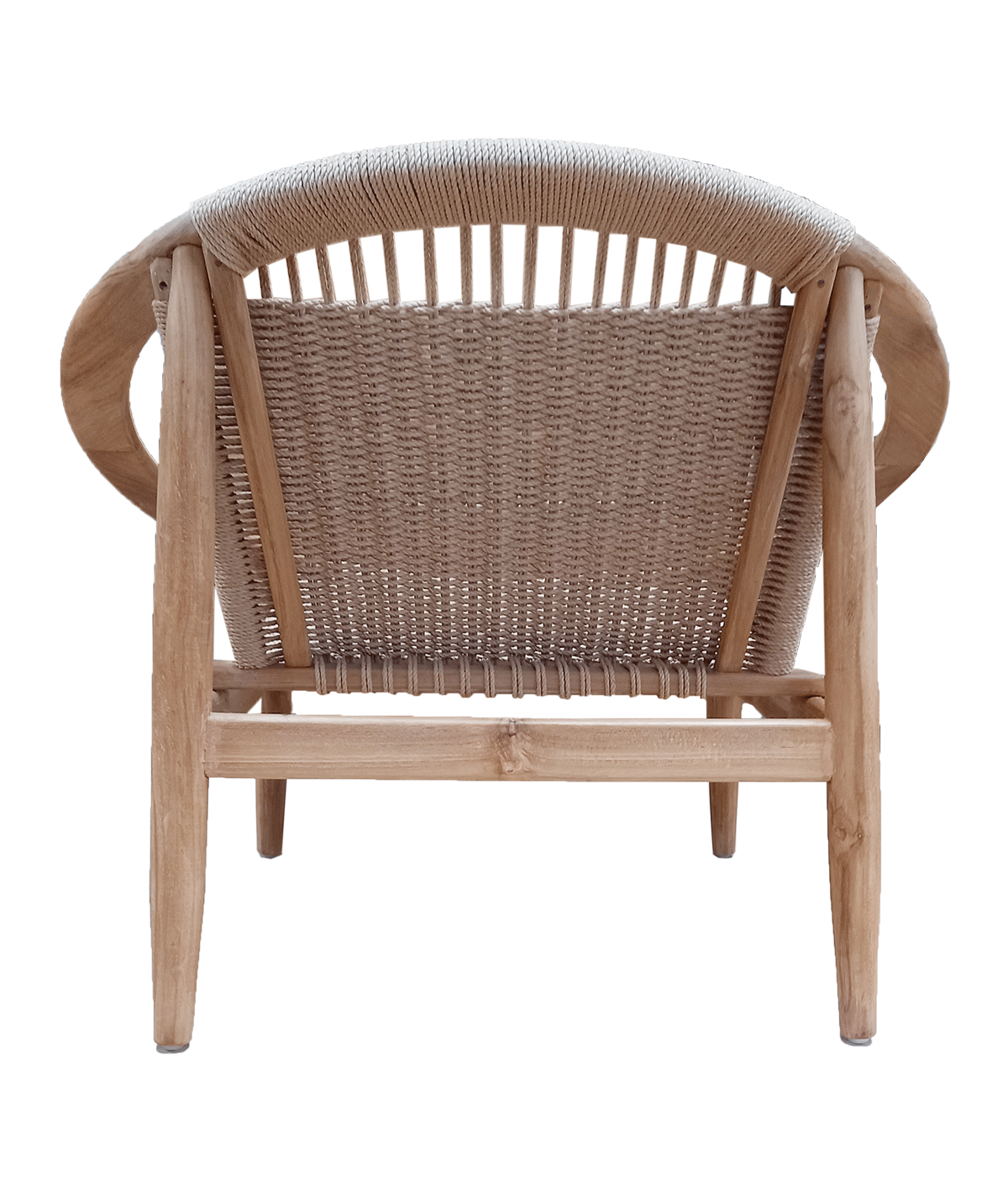 Sillón de madera con respaldo tejido, visto desde atrás, con madera de teca de color claro y tejido de cuerda neutro en la elegante Butaca Esférica en madera de teca Bola de CASAPATIO.