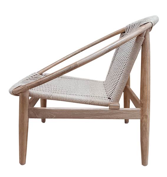 Vista lateral de la Butaca Esférica en madera de teca Bola, una silla de madera con patas en ángulo, apoyabrazos y asiento y respaldo tejidos.