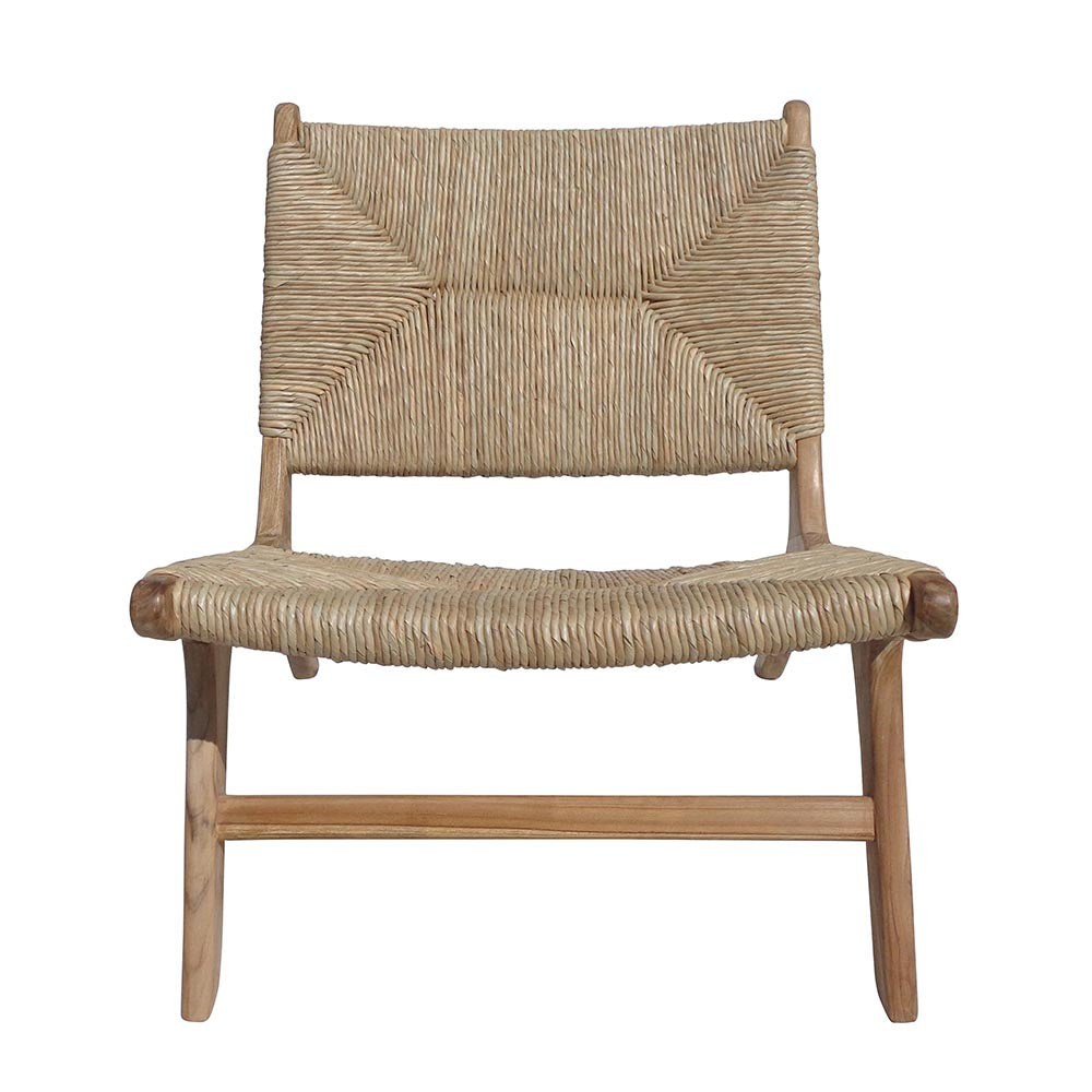 Vista frontal del Sillón de Madera de Teca Zoe Banana, una tumbona minimalista de madera con asiento y respaldo de fibra de banano tejida, que luce un acabado natural.