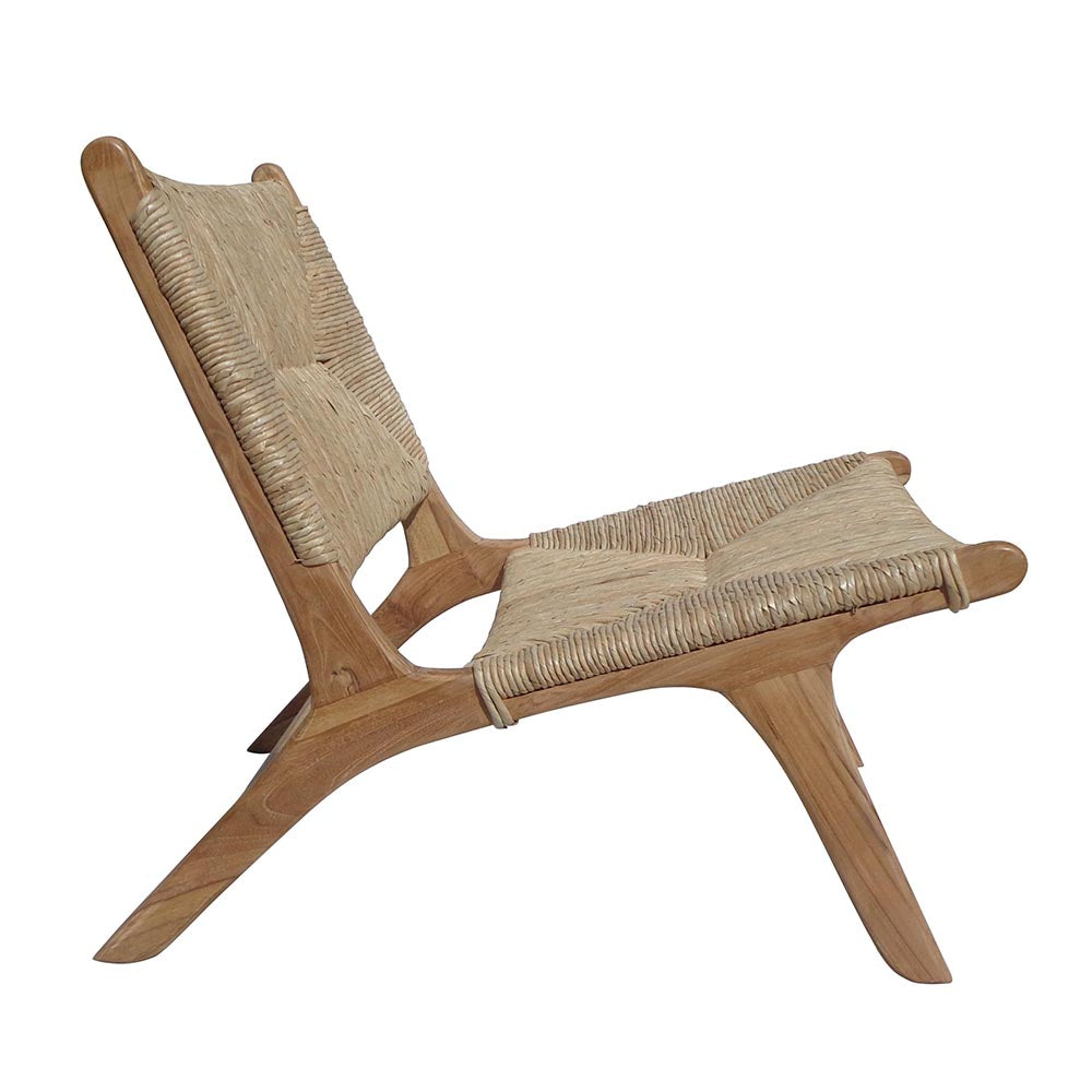 Sillón de Madera de Teca Zoe Banana con asiento y respaldo tejidos, mostrado en vista lateral sobre fondo blanco.
