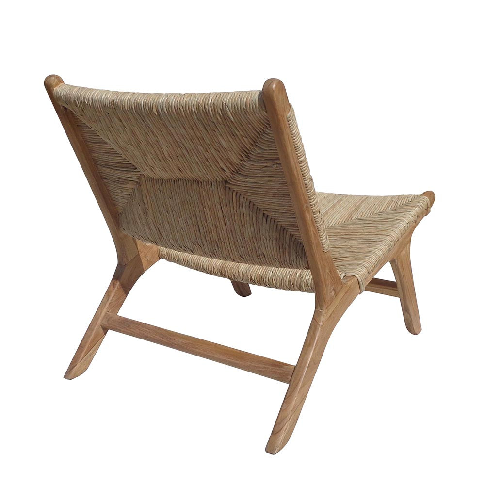 Sillón de Madera de Teca Zoe Banana, mostrado desde atrás en ángulo, con asiento y respaldo tapizados en fibra de banano sobre fondo blanco.