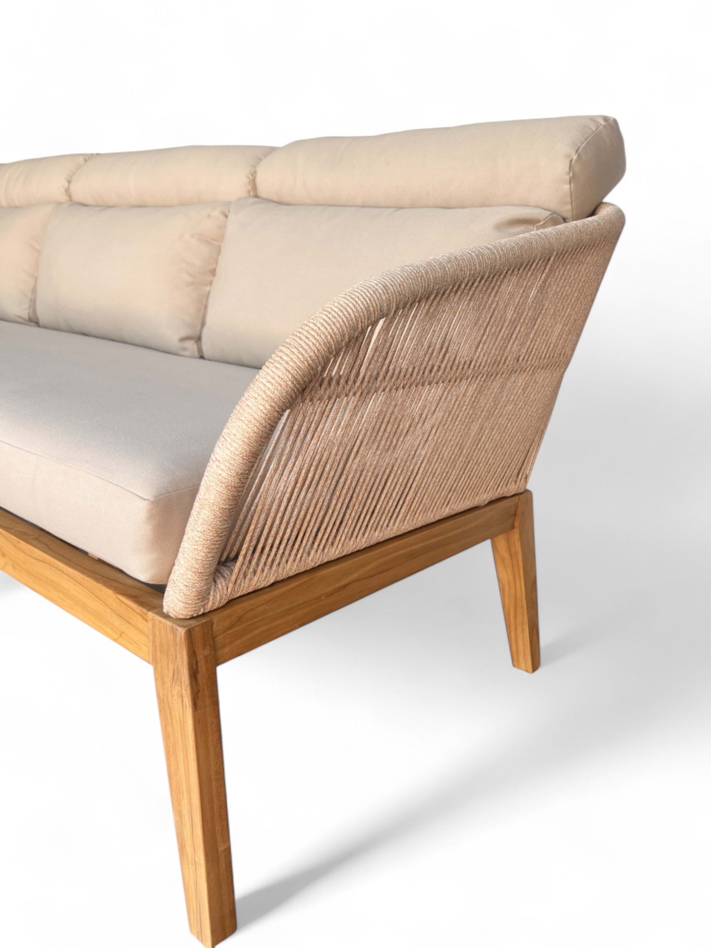 Sofá 3 plazas de exterior NATURE, de teca y cuerda sintética beige (200 × 77 × 75 cm), con estructura de madera y detalles tejidos en los reposabrazos y respaldo, ideal como mueble para exteriores, sobre fondo blanco.