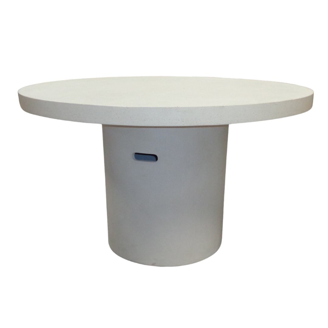 La mesa de comedor redonda Topi (Ø130 cm) en cemento blanco, con un tablero grueso y una base cilíndrica con un pequeño recorte rectangular, encarna el diseño moderno, ideal para cualquier espacio de comedor contemporáneo.