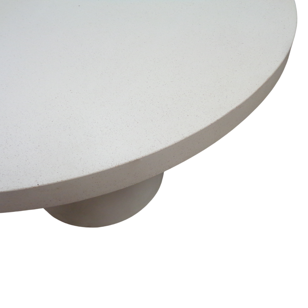 Primer plano de la elegante Mesa de comedor en cemento White Cement Oval, que presenta una mesa blanca de forma ovalada con una superficie plana y una base cilíndrica resistente, ideal como mesa de comedor.