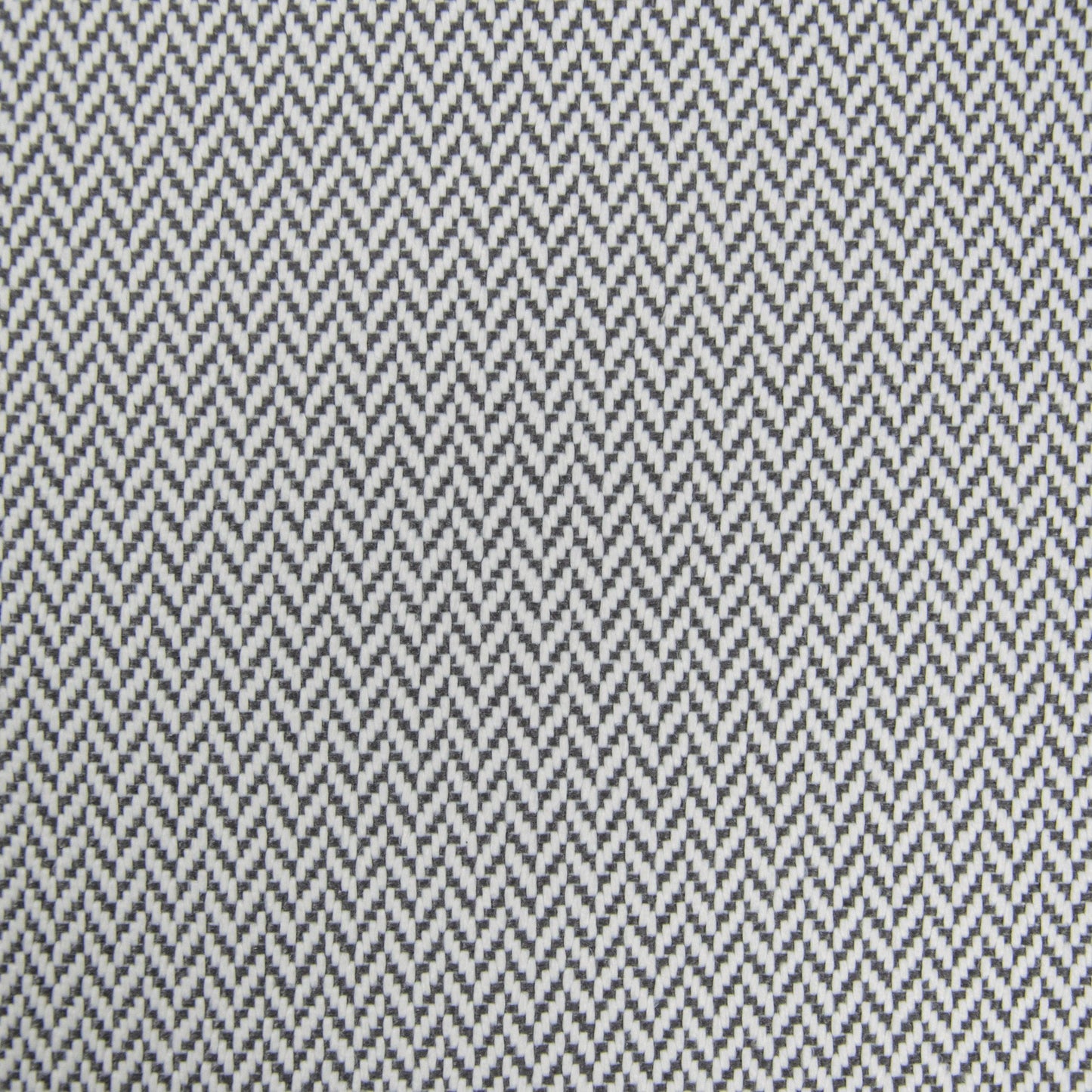 Detalle del tejido de espiga en blanco y negro, con un diseño repetitivo en zigzag en forma de V. Ideal para muebles de exterior o asientos ergonómicos como el Bean bag Seat Canaria - uso exteriores.