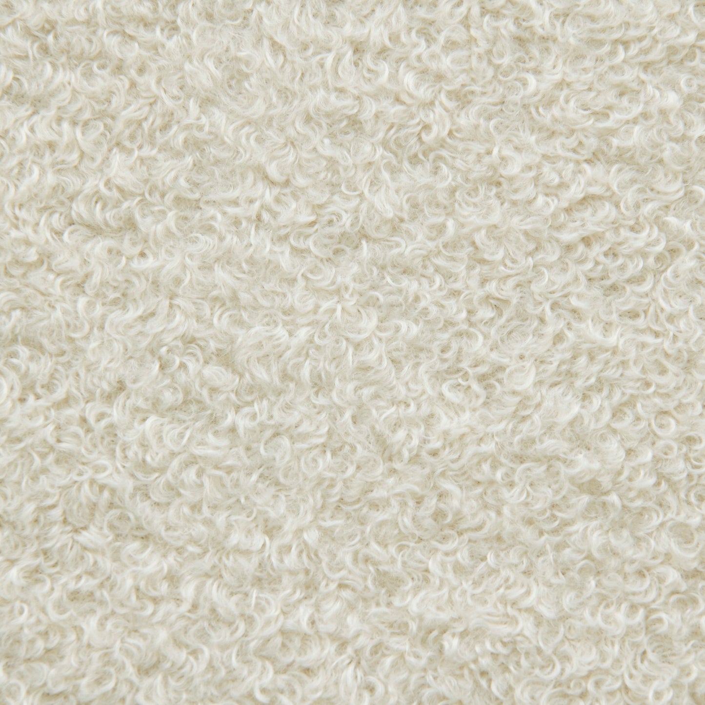 Primer plano de la tela blanca texturizada con un dibujo rizado y en bucles, como el vellón, perfecta para confeccionar el acogedor Bean bag Seat Teddy o un sillón tipo puff.