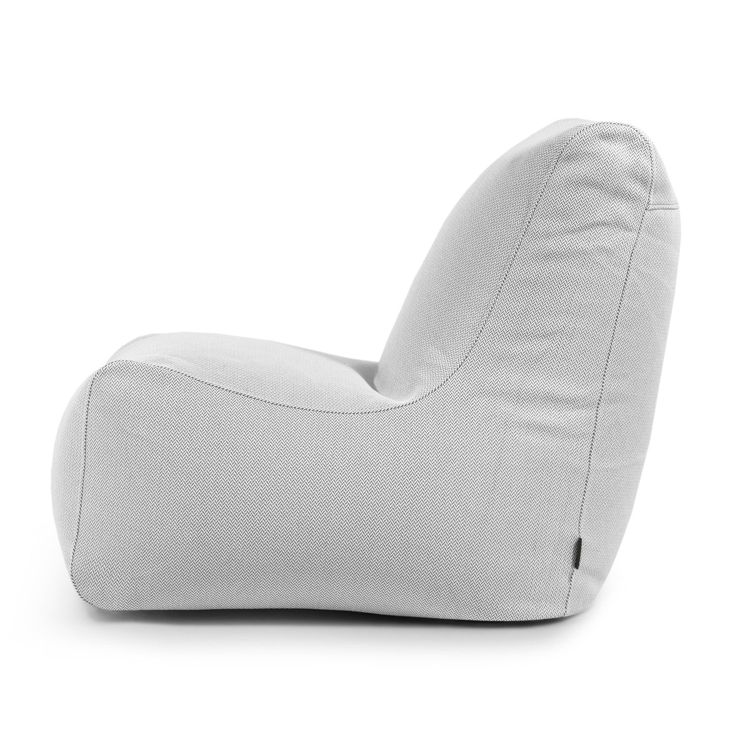 Vista lateral del Bean bag Seat Canaria para uso exterior, que presenta un diseño moderno sin brazos en gris claro con líneas suaves y redondeadas y tapicería de tela texturizada inspirada en el confort ergonómico del puf.