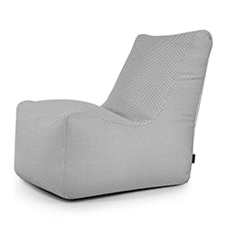 El Bean bag Seat Capri - uso exteriores es un asiento moderno de color gris claro con respaldo alto y tejido texturizado, que presenta un diseño ergonómico sin brazos, ideal como sillón ergonómico sobre un fondo blanco liso.