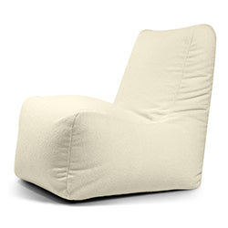 El Bean Bag Seat Teddy es un moderno sillón sin brazos, con respaldo alto y suave tapizado en color blanco roto, que incorpora un asiento ergonómico para un confort superior.