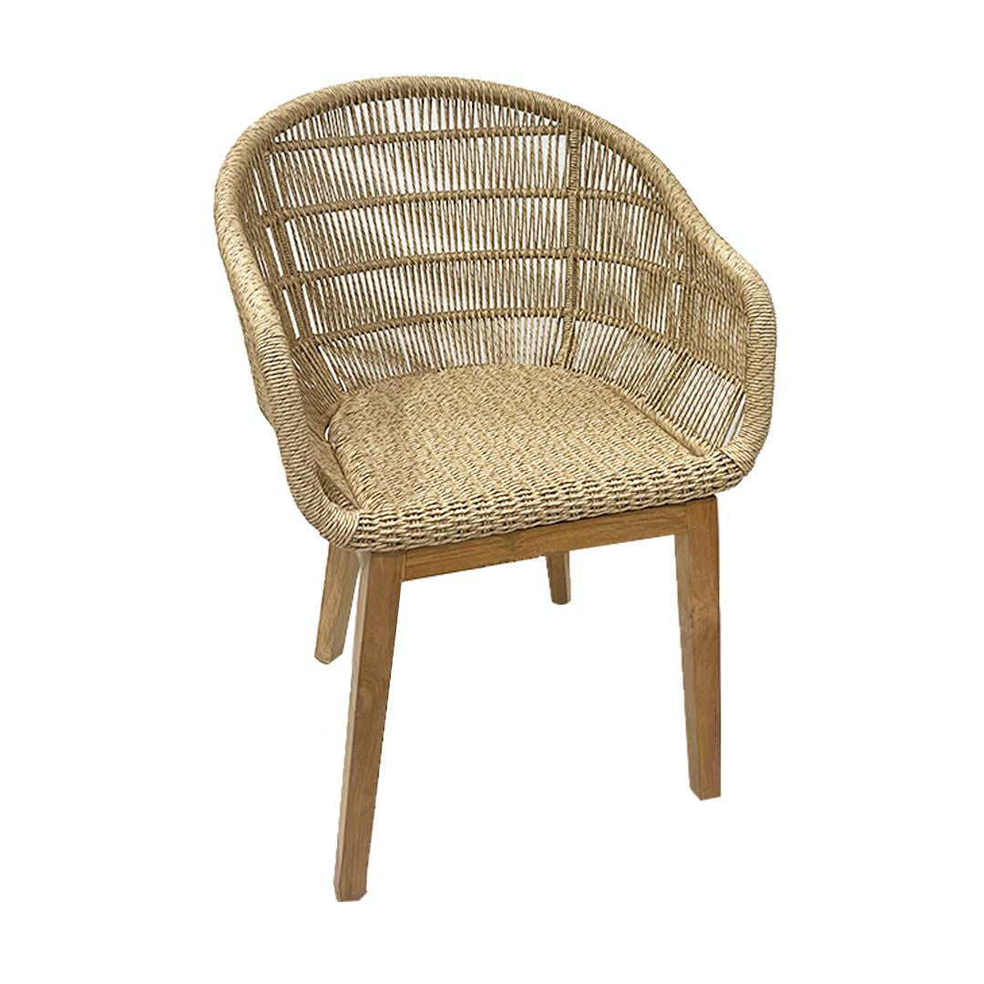 La Silla de comedor Ratán Teca Natural Corda tiene un respaldo curvado elaborado en ratán y teca y está sostenido por cuatro patas de madera resistentes, proporcionando un aspecto elegante y de diseño.