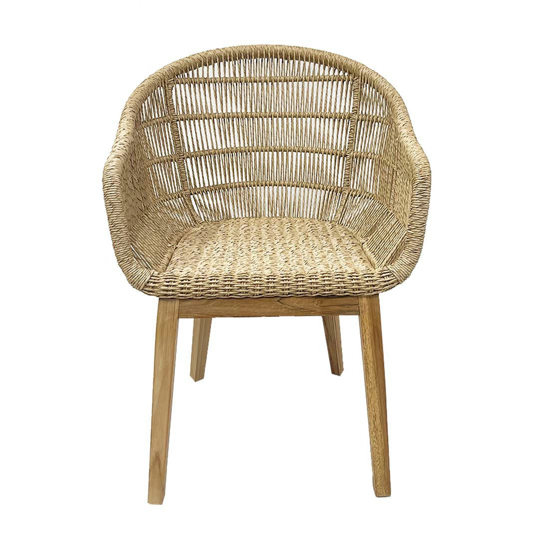 La Silla de comedor Ratán Teca Natural Corda resalta el diseño artesanal con su respaldo curvo de ratán tejido y sus resistentes patas de madera de teca, todo visto desde el frente.