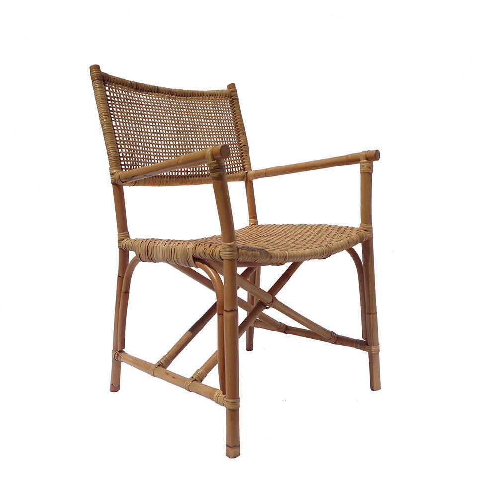 La Silla de comedor bambú ratán Sagitario cuenta con un asiento y respaldo de ratán tejido, reposabrazos y una sencilla estructura de madera, que incorpora un diseño versátil.
