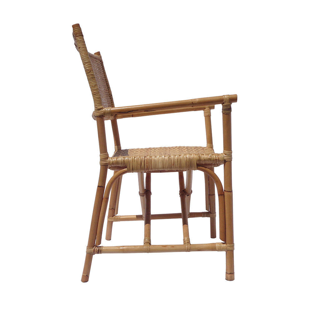 Vista lateral de la Silla de comedor bambú ratán Sagitario, que muestra su asiento y respaldo de ratán tejido con un marco y apoyabrazos estilo bambú, lo que hace de este diseño versátil un complemento ideal para cualquier espacio.