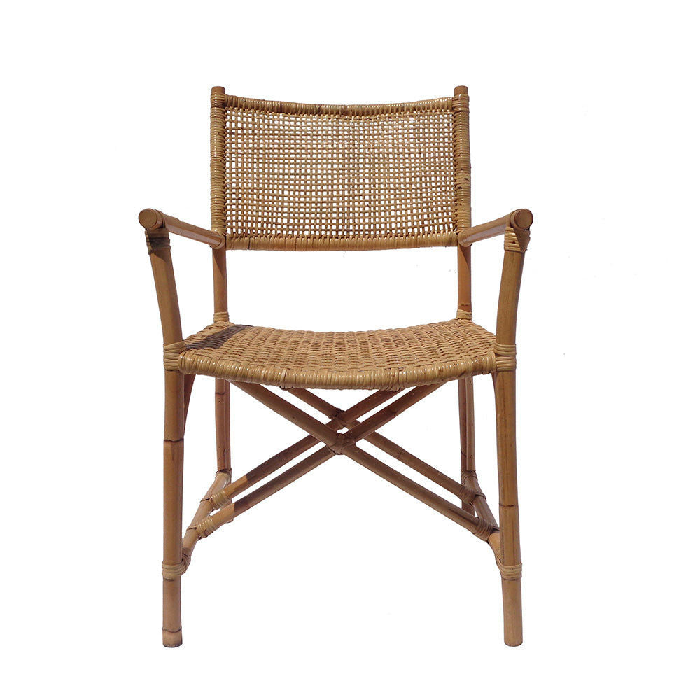 La Silla de comedor bambú ratán Sagitario presenta un diseño de silla de madera con asiento y respaldo de ratán tejido, ofreciendo un diseño versátil que complementa cualquier entorno.