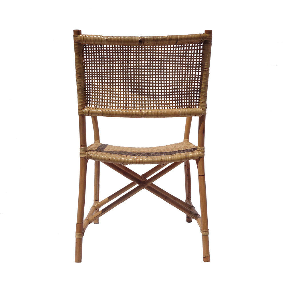 La Silla de comedor bambú ratán Sagitario presenta un diseño de mimbre marrón con respaldo y asiento de ratán tejido, sostenido por un marco de madera con patas cruzadas, ofreciendo un diseño versátil apto para cualquier espacio.