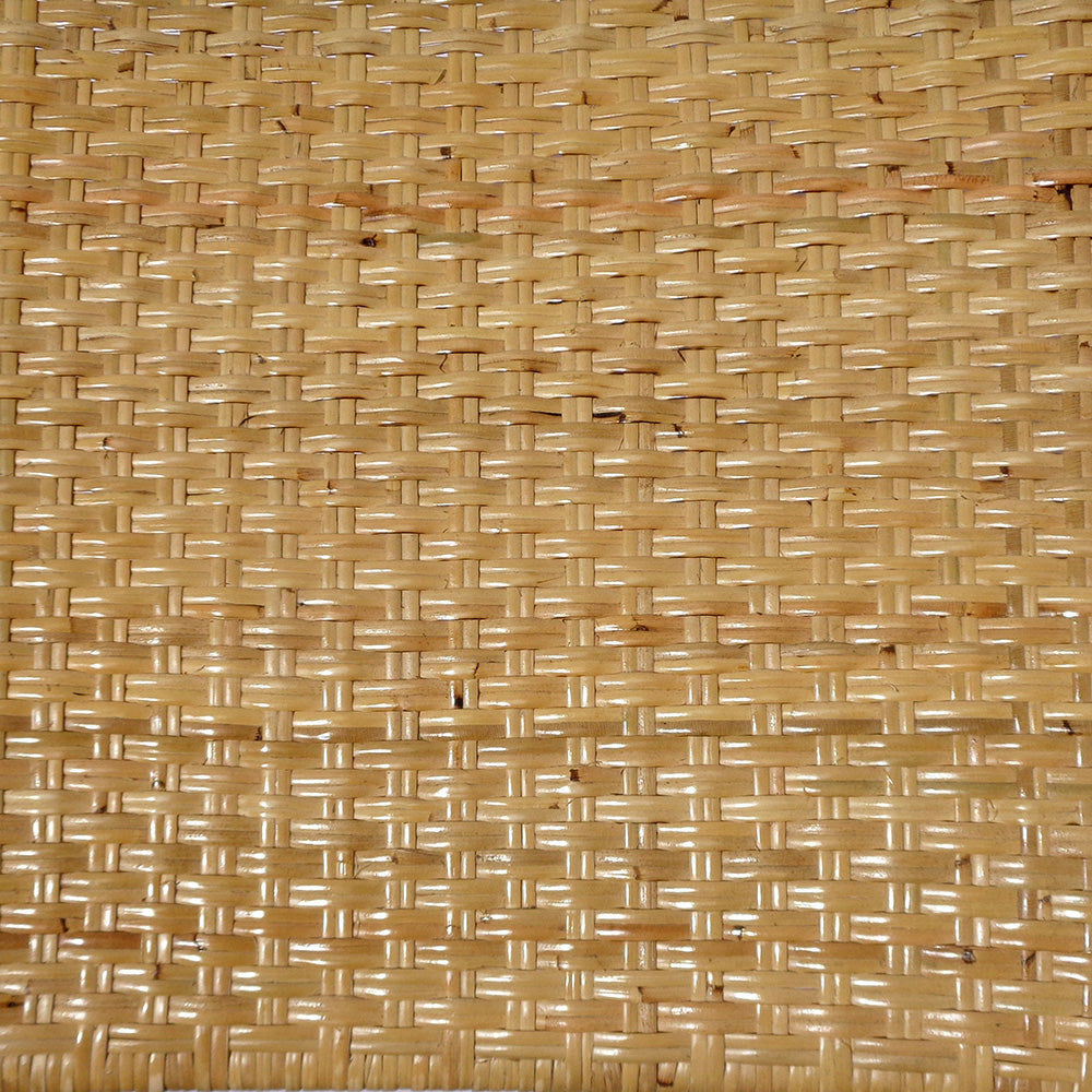 Primer plano de la textura Sagitario de la Silla de comedor bambú ratán en marrón claro, mostrando su patrón tejido entrelazado que encarna el diseño versátil.