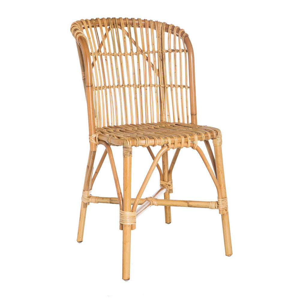 La Silla de comedor en bambú y ratán Robert presenta un diseño de mimbre con respaldo curvo y asiento tejido, mostrando un encantador diseño rústico.
