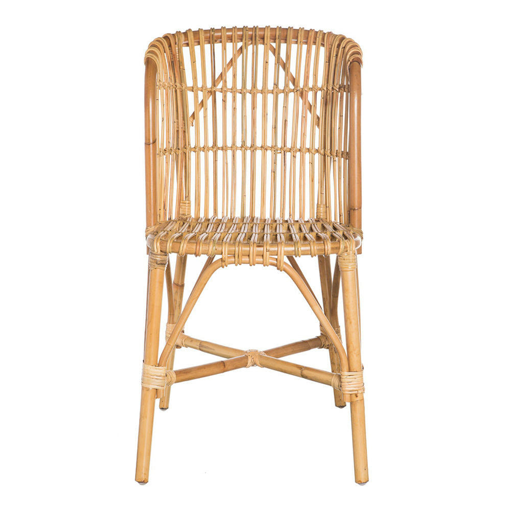 La silla de comedor de bambú y ratán Robert es una silla de comedor de ratán natural con respaldo curvo, patrón de tejido vertical, patas rectas y refuerzos transversales para soporte, capturando elementos de diseño rústico.