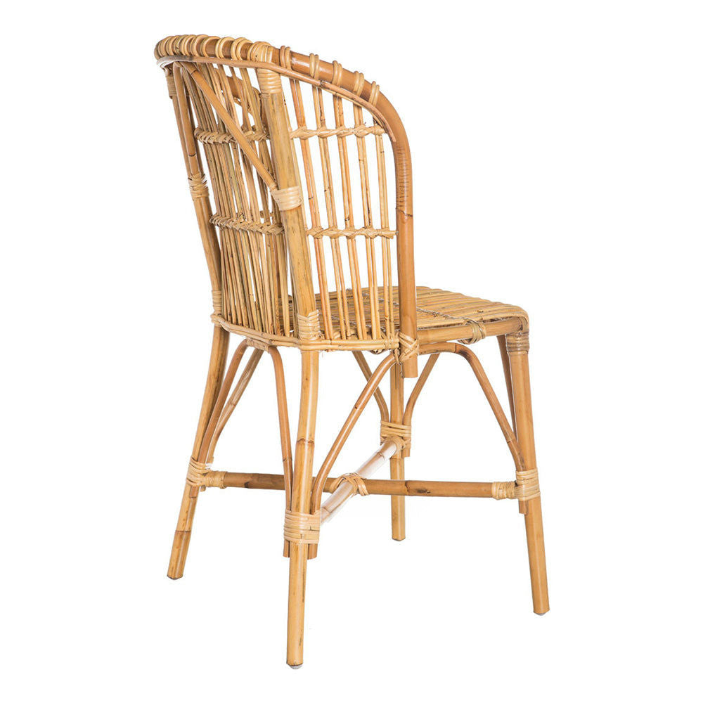 La silla de comedor en bambú y ratán Robert presenta un diseño de silla de mimbre con respaldo curvo y asiento tejido, visto desde atrás, mostrando un encantador diseño rústico.