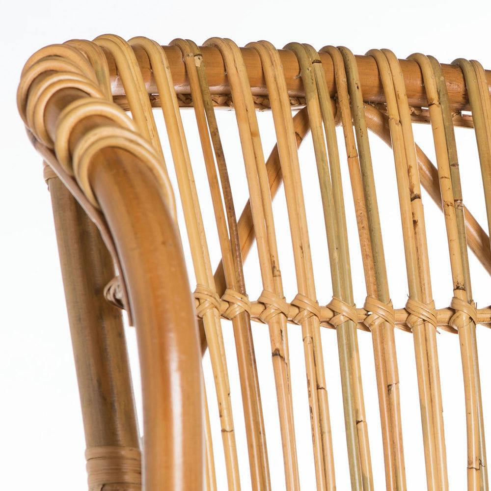 Primer plano del respaldo de la Silla de comedor en bambú y ratán Robert, que presenta listones verticales de bambú y un tejido intrincado que resalta su textura natural y su artesanía rústica.