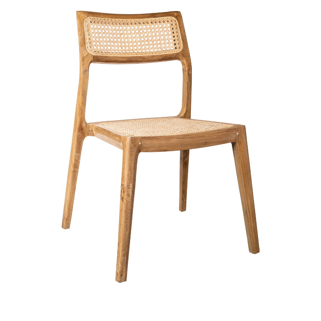 La Silla de comedor en madera de Teca Gabriela (Apilable) es una silla de madera con asiento y respaldo de ratán tejido. Combina un diseño moderno minimalista con elegancia y ofrece un diseño ergonómico para un confort óptimo.