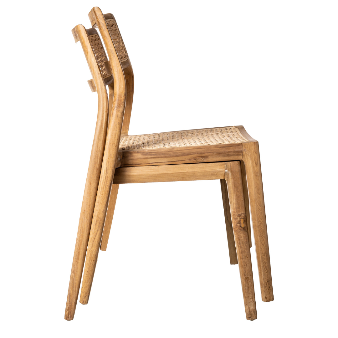 Dos sillas de comedor en madera de Teca Gabriela apiladas con asientos tejidos y respaldos ligeramente curvados, vistas de lado, resaltan un diseño ergonómico que fusiona perfectamente estilo y comodidad.