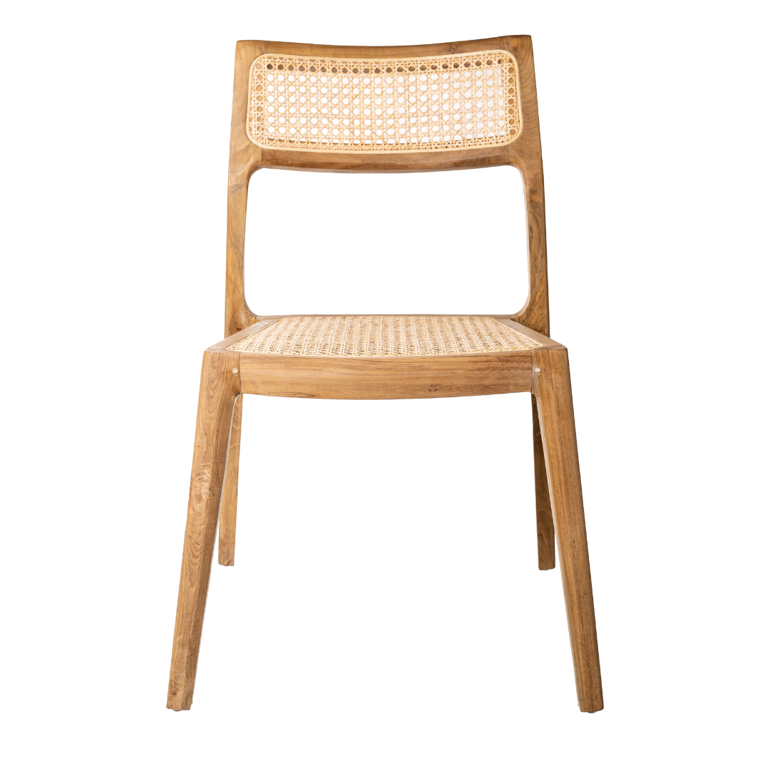 La Silla de comedor en madera de Teca Gabriela (Apilable) es una silla de madera elaborada en teca natural con asiento y respaldo de ratán tejido, presenta un diseño minimalista, cuatro patas rectas y un toque ergonómico para una comodidad óptima.