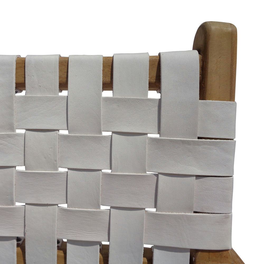 Primer plano de la Silla de comedor en madera de Teca y Cuero Blanco Zoe W/ A, destacando su respaldo de cuero tejido blanco y su elegante diseño contemporáneo.
