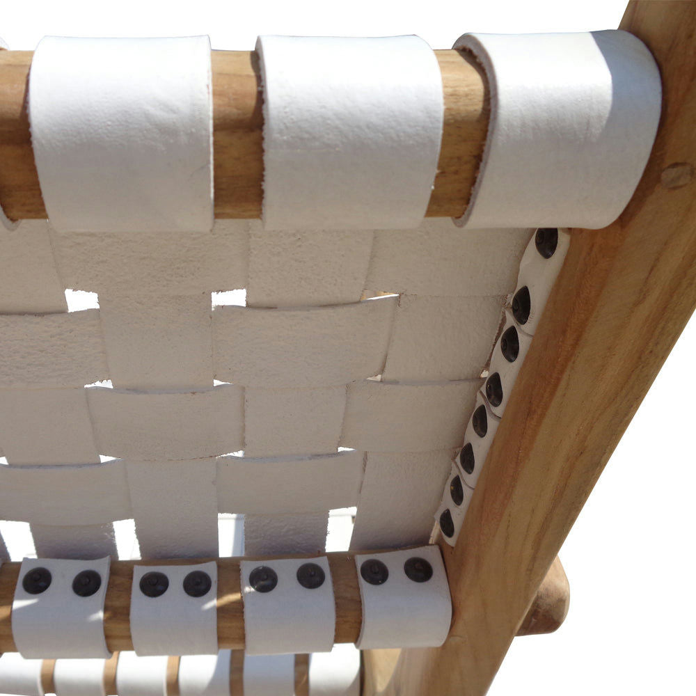 Primer plano de una silla moderna de madera con tejido de correas blancas, similar al diseño Silla de comedor en madera de Teca y Cuero Blanco Zoe W/ A, con tornillos negros visibles que aseguran las correas.