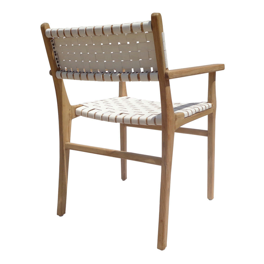 La silla de comedor en madera de teca y cuero blanco Zoe W/ A presenta un diseño moderno con un asiento y respaldo tejidos en tonos claros. La vista en ángulo acentúa su elegante estructura de madera, respaldo y un apoyabrazos, lo que la convierte en una combinación perfecta de elegancia y estética moderna y chic.