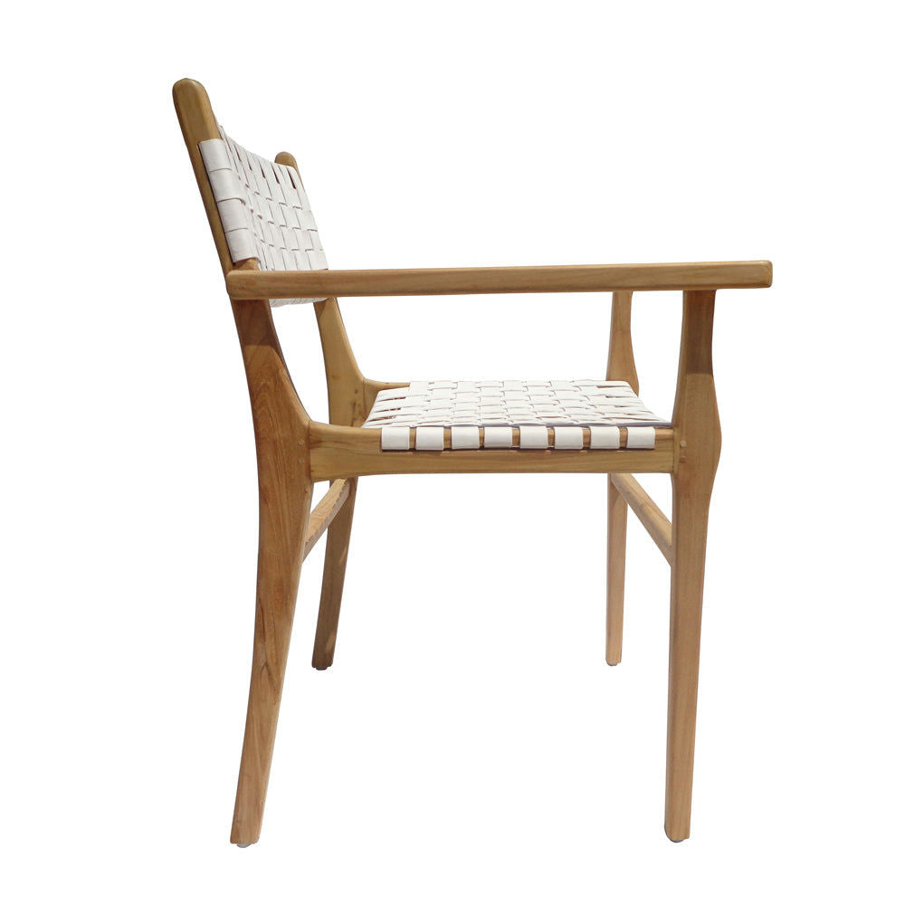 Vista lateral de la Silla de comedor en madera de Teca y Cuero Blanco Zoe W/ A, una silla de comedor de madera con asiento y respaldo de cuero blanco, con reposabrazos y un diseño contemporáneo elegante y minimalista.